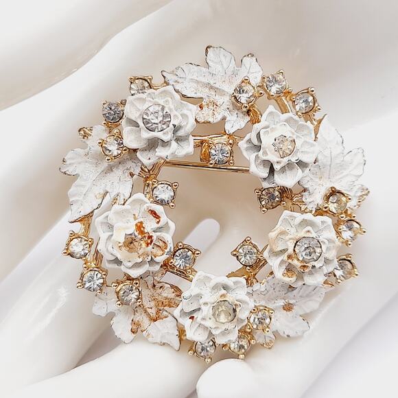 Vintage 1950 Wreath Brooch, White Enamel, Clear Rhinestones, Gold Tone, 1 7/8 In - Picture 2 of 8